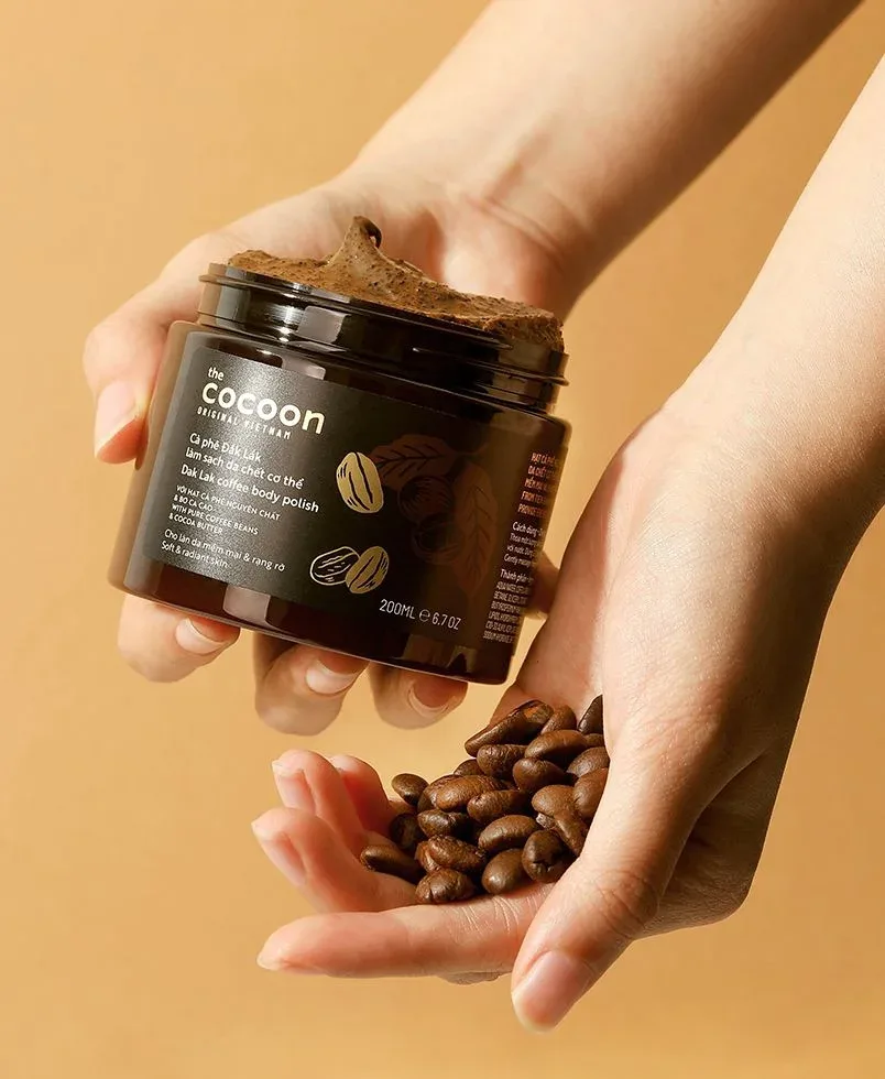 Hũ cà phê Đắk Lắk Cocoon cầm trên tay