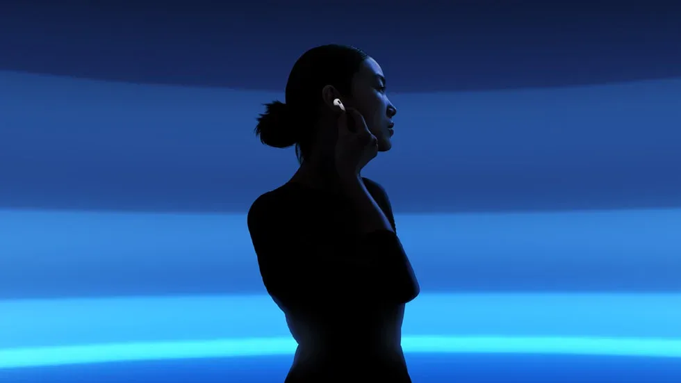 Người chạy bộ đeo AirPods 4 trong ảnh giới thiệu Apple