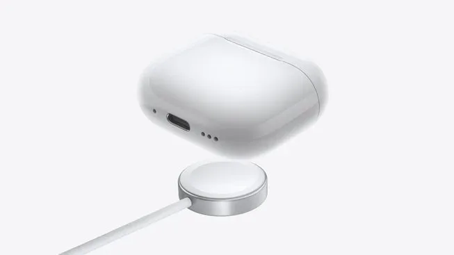 Hộp AirPods 4 phiên bản ANC sạc bằng bộ sạc Apple Watch