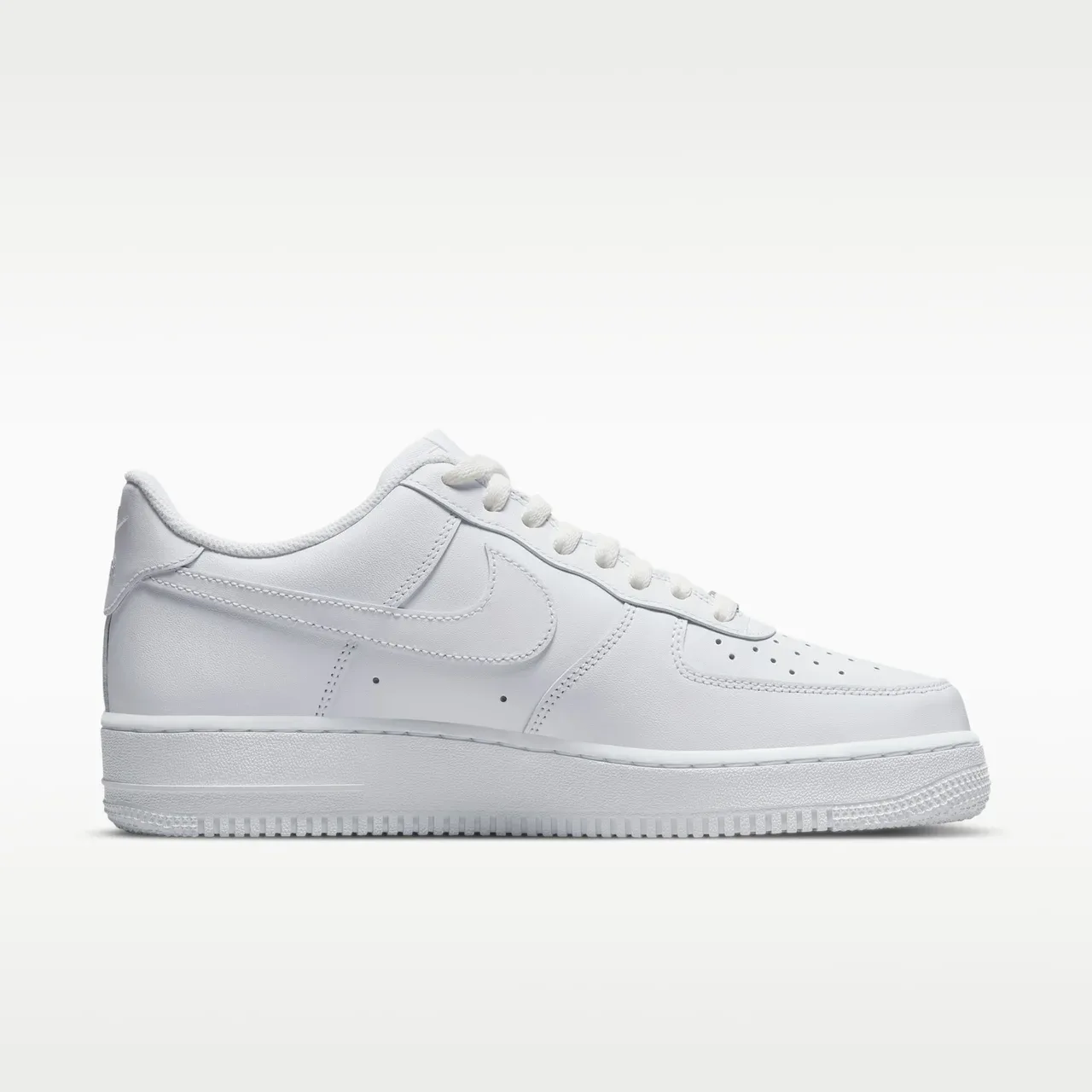 Nike Air Force 1 07 trắng nhìn từ mặt bên còn lại