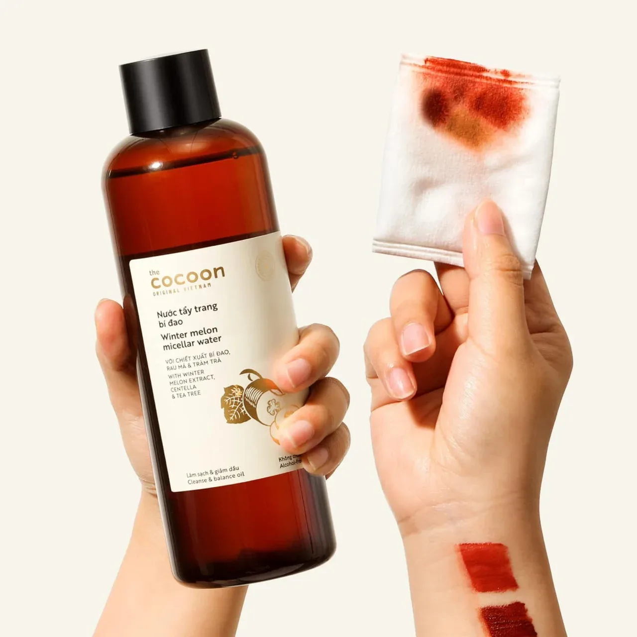Chai nước tẩy trang bí đao Cocoon và bông lau lớp son trong ảnh giới thiệu