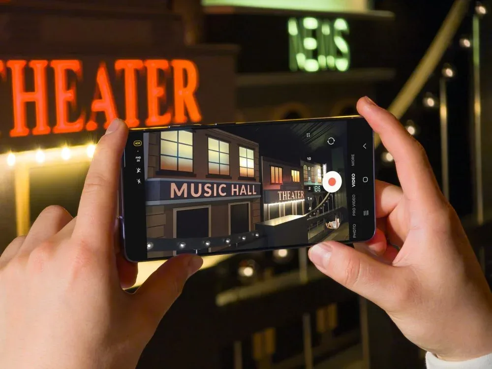 Galaxy S26 Ultra quay video trong khung cảnh có ánh sáng ban đêm